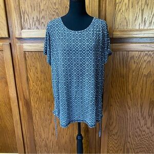 🧨3/$12 Women’s 2X St. John's Bay Black and White Top Shirt